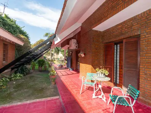 Casa 8 ambientes con 3 baños