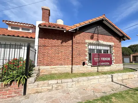 Chalet 4 ambientes reciclado a metros del mar