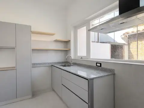 Chalet 4 ambientes reciclado a metros del mar