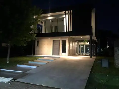 Casa en Venta - 4 dormitorios - USD 550.000