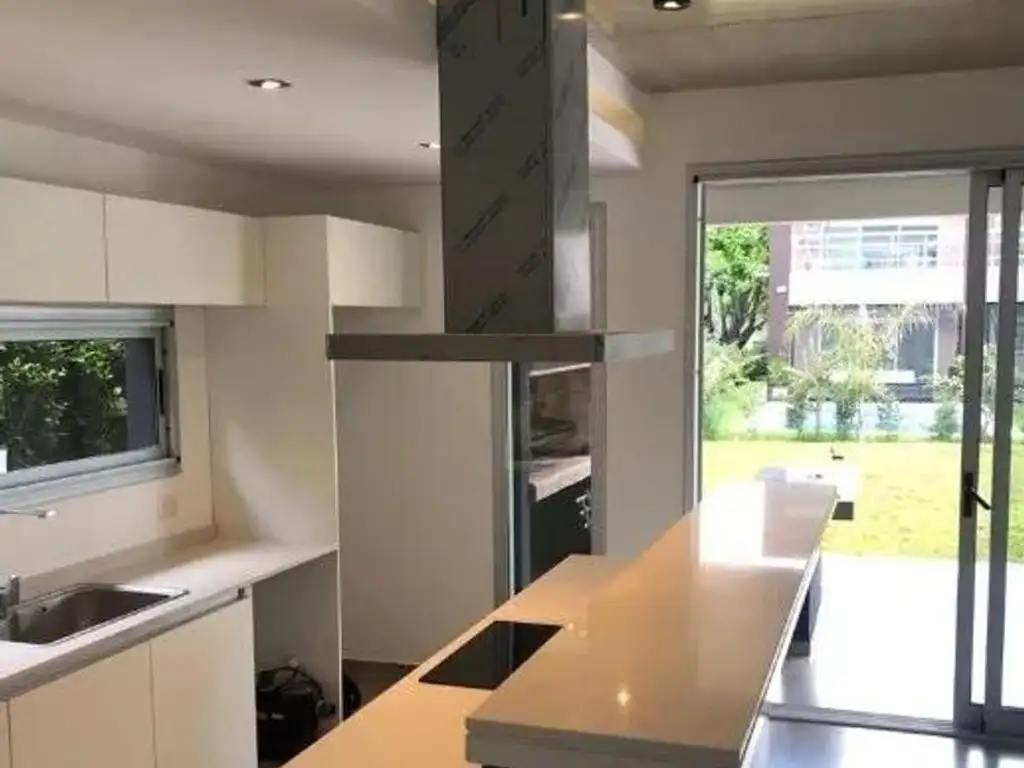 Casa - 220  m² Cubierta | 4 dormitorios | 4 baños | 5 ambientes | 3 cocheras | Excelente