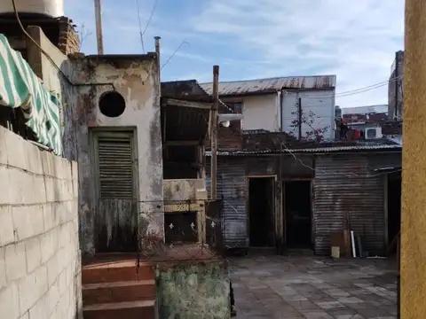 Terreno c/vivienda precaria a demoler, posibilidad edificio