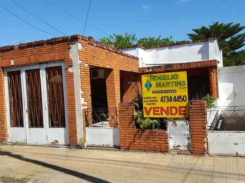 ÚNICA OPORTUNIDAD   CASA CON GALPON SOBRE LOTE DE 7,79 X 50 MTS.