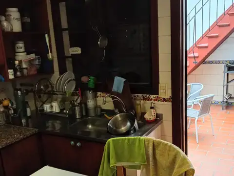 HERMOSA CASA 4 AMBIENTES CON GARAGE, PATIO Y TERRAZA A METROS DE AVDA. RIVADAVIA
