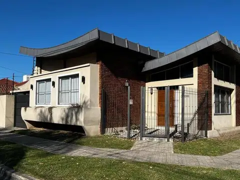 Venta de casa de 4 ambientes, con pileta, en Castelar Norte
