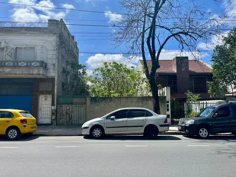 Terreno de 8,66 m2 x 41,55 m2 - 359 m2 totales USAB 0 sobre avenida CABA 