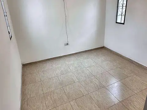 Casa 2 dormitorios en alquiler con patio y cochera, Villa El Libertador