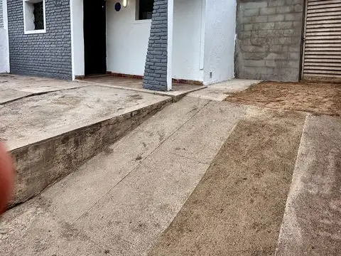 Casa 2 dormitorios en alquiler con patio y cochera, Villa El Libertador