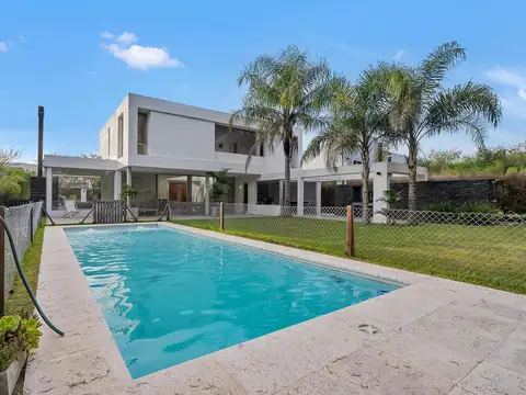 Casa en venta y alquiler con 3 dormitorios en El Encuentro.  Moderna y canchera