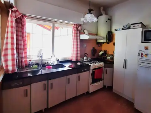 Casa en Alquiler con 4 cocheras