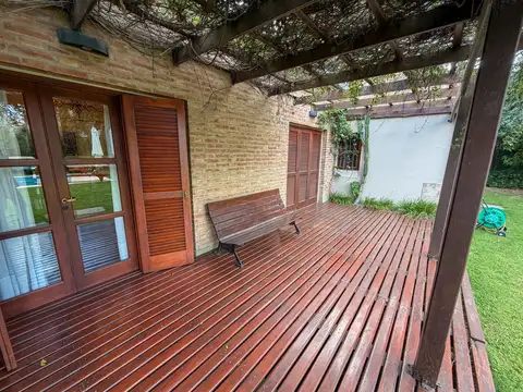 Casa de categoría en esquina con pileta y gran terreno