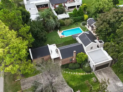 Casa de categoría en esquina con pileta y gran terreno