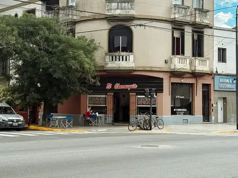 Venta en Bloque Esquina Local en PB + 2 departamentos