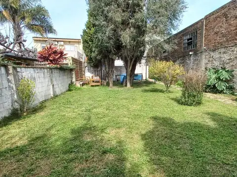 DPTO EN 1° PISO AL FTE, C/ COCHERA. Y FDO. LIBRE