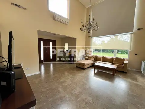 Casa 5 Ambientes en La Martona. Cochera, Parrilla, Pileta y Parque. Apto Crédito