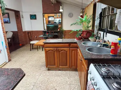 AMPLIO CHALET EN VENTA HURLINGHAM - PARQUE JOHNSTON