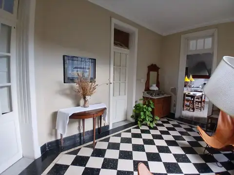 Casa 7 ambientes con 2 baños
