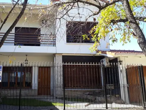 Importante casa en inmejorable ubicación. Tres dormitorios. Dos baños. Piscina. Quincho. 