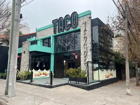 Importante local en esquina sobre calle Olavarría.
