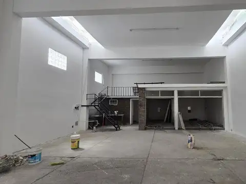 Galpón o depósito con local comercial. Zona Norte, a metros de Circunvalación.