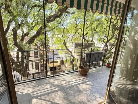 Semipiso 4 amb al frente c/balcon y dep serv.