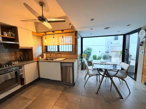 Casa de 4 ambientes en lote propio de 8 x 21, con piscina, parrilla, suite con vestidor, dependencia de servicio y cochera para 2 autos