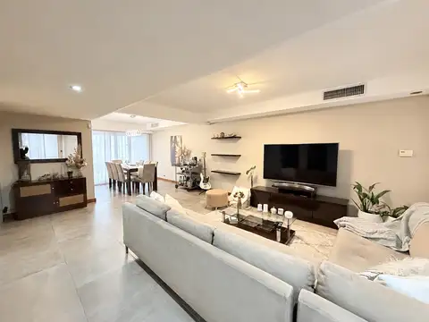 Casa de 4 ambientes en lote propio de 8 x 21, con piscina, parrilla, suite con vestidor, dependencia de servicio y cochera para 2 autos