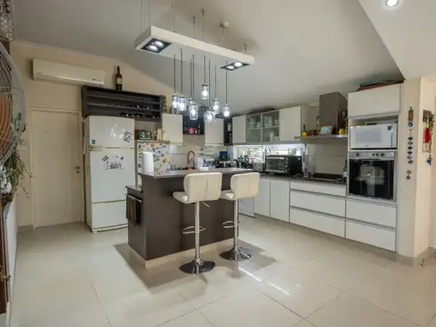 Casa 4 ambientes con 3 baños