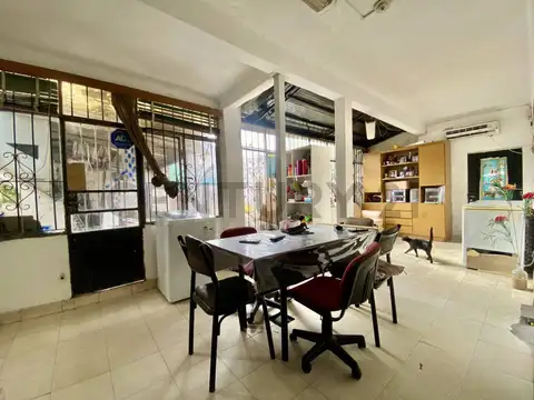 Venta Casa de 2 dormitorios con patio y cochera en Barrio Industrial, Rosario