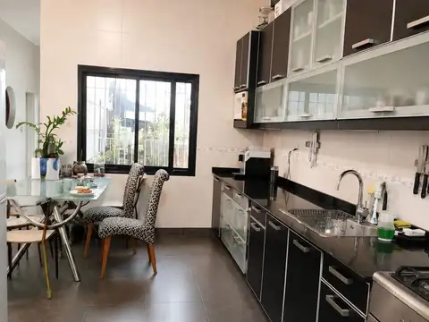 Casa 6 ambientes con 2 baños