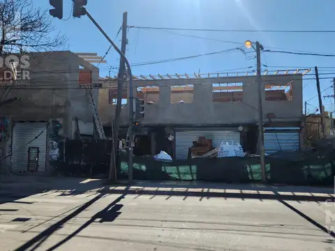 Local en  Maschwitz sobre colectora en alquiler.