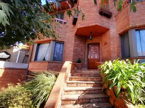 Casa 6 ambientes con 4 baños