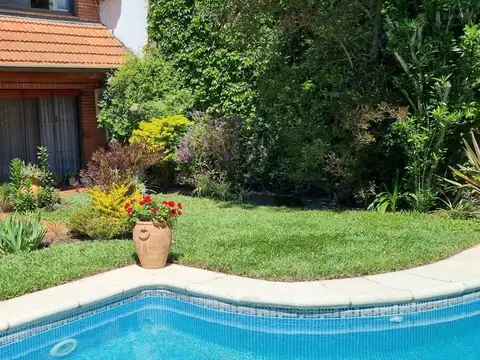 Florida M - Zona Residencial - Sólido Chalet en 4 Plantas con Jardín, Piscina y Garaje.
