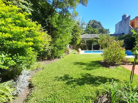 Florida M - Zona Residencial - Sólido Chalet en 4 Plantas con Jardín, Piscina y Garaje.