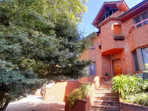 Casa en Venta con 2 cocheras