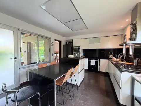 Casa en Alquiler con 2 cocheras