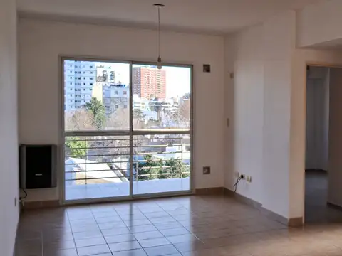 Excelente departamento de tres ambientes con balcón y vista abierta.  