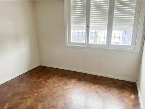 Alem 100, Piso 1