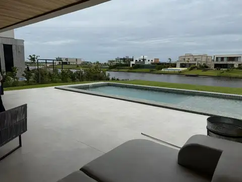 Casa en Alquiler Temporal con 4 cocheras