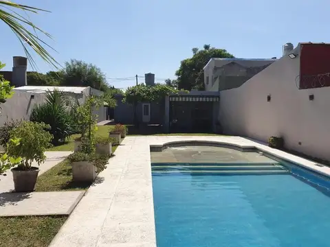 CASA EN VENTA DE 3 AMBIENTES CON PILETA EN VILLA DE ,MAYO