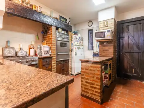 Casa 6 ambientes con 4 baños