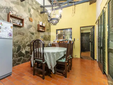 Venta Casa de 6 ambientes con cochera, patio y terraza en Colegiales