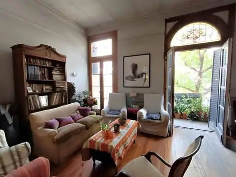 Amplio PH con terraza, entrada independiente a reciclar, con excelente ubicación en Barracas.