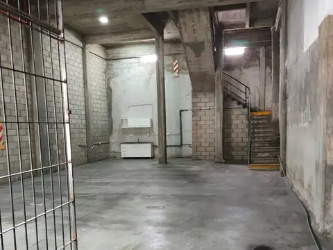 EXCELENTE Local y Depósito en 2 plantas. Buena Ubicación -  Ideal todo rubro