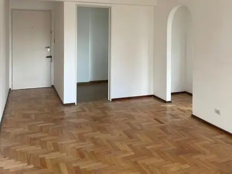 Excelente dos ambientes con balcon al contrafrente. Orientacion este. Muy luminoso,