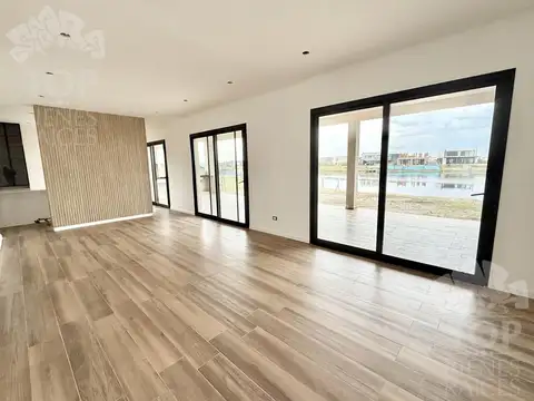 Casa 6 ambientes con 4 baños