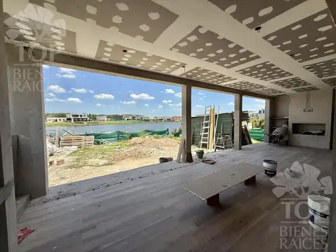 Casa 6 ambientes con 4 baños