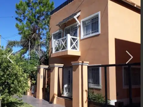 Casa en venta - 3 Dormitorios 3 Baños - 231mts2 - Lobos