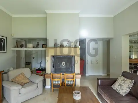 Casa en Venta con 2 cocheras