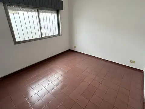 Depto Tipo Casa en Alquiler en Moron Sur, $ 750.000
